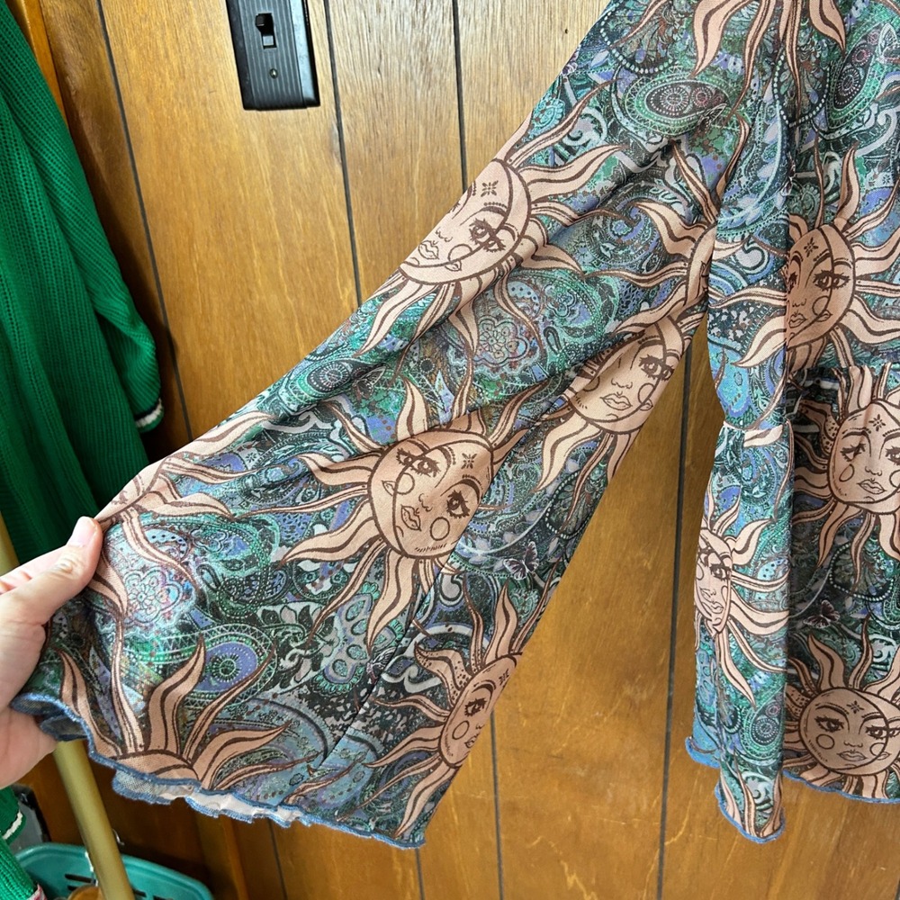 SHEIN CURVE Plus Size 7X Sun Moon Celestial Print Tie Front Bell Sleeve - Picture 4 of 9